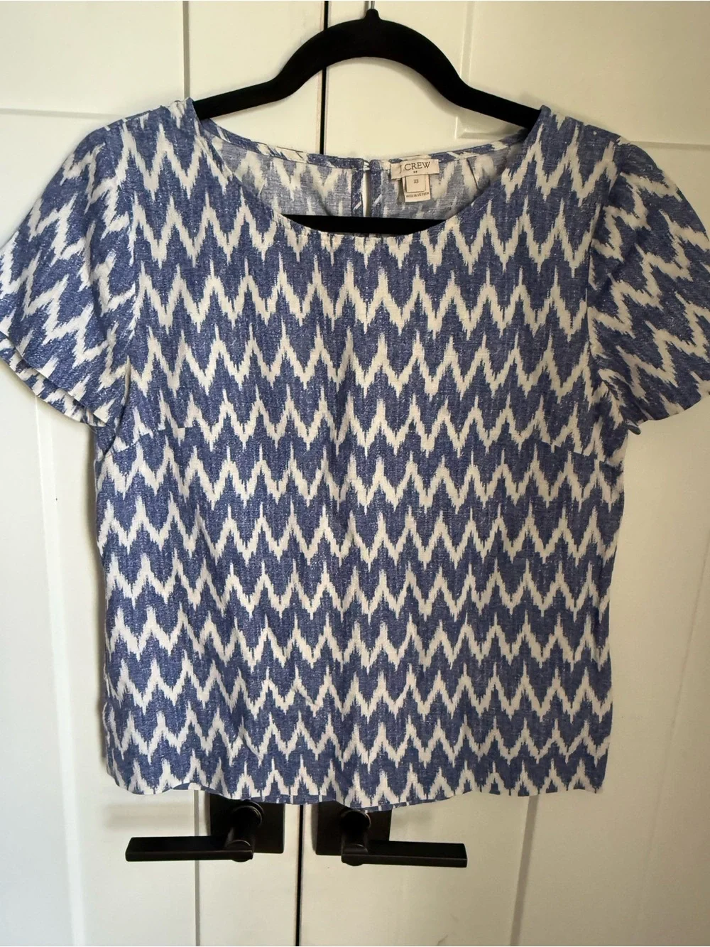J. Crew Blue & White Ikat Short Sleeve Top size XS fits like a S. EUC.